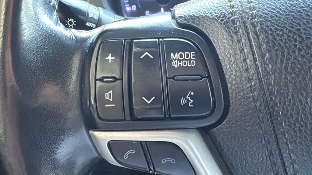 Used 2018 Toyota Highlander Plus w/ Carpet Mat Package (TMS) FWD image 12