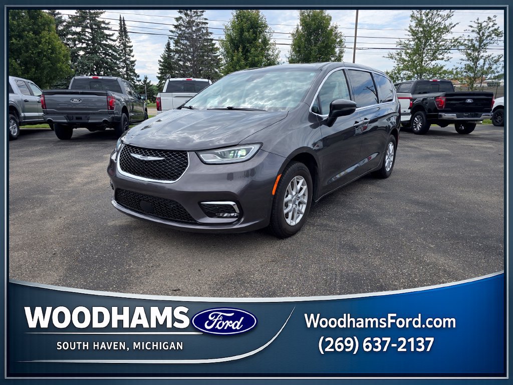 Used 2023 Chrysler Pacifica Touring-L FWD image 1