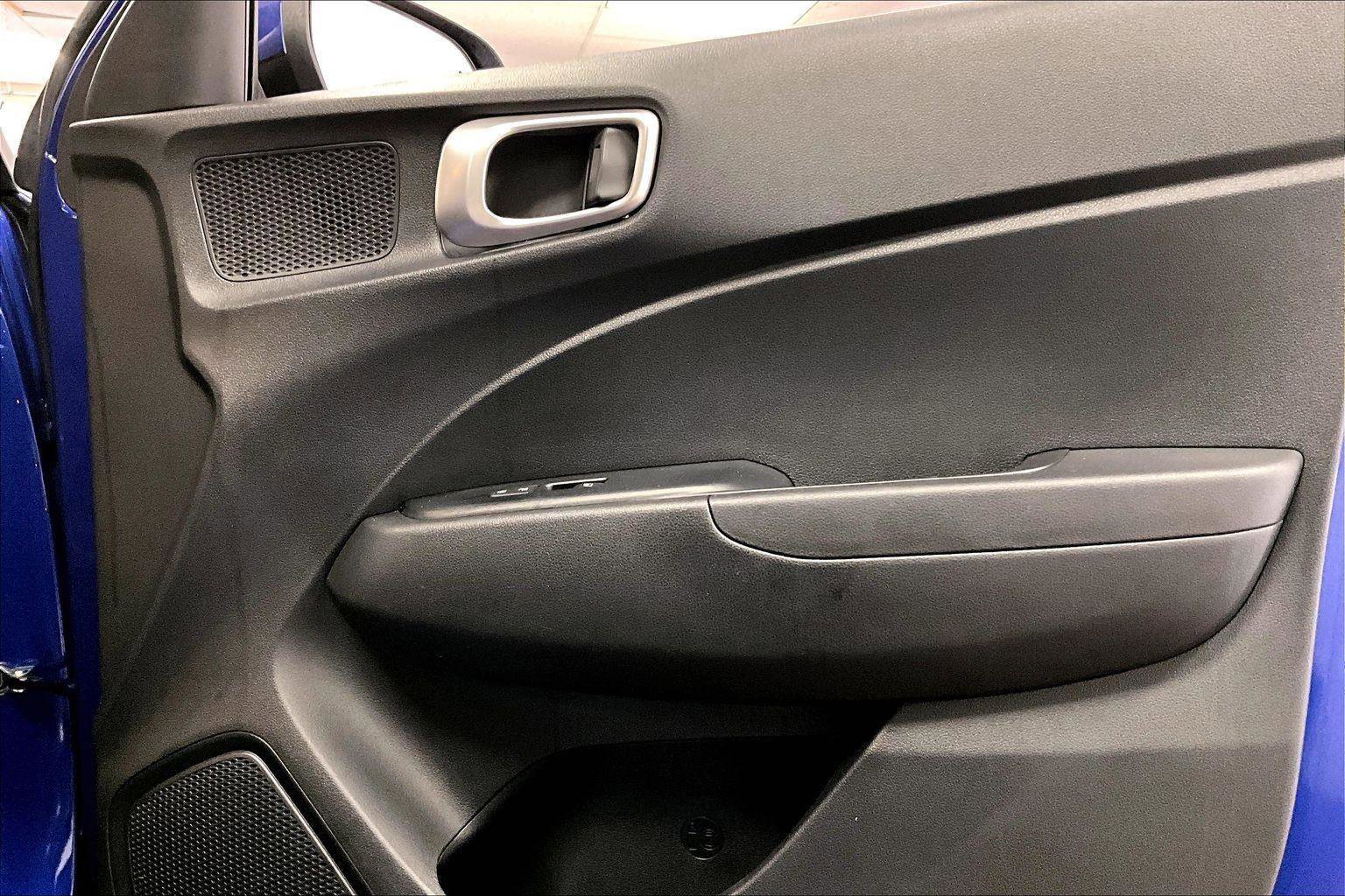 Used 2024 Hyundai Venue SEL image 23