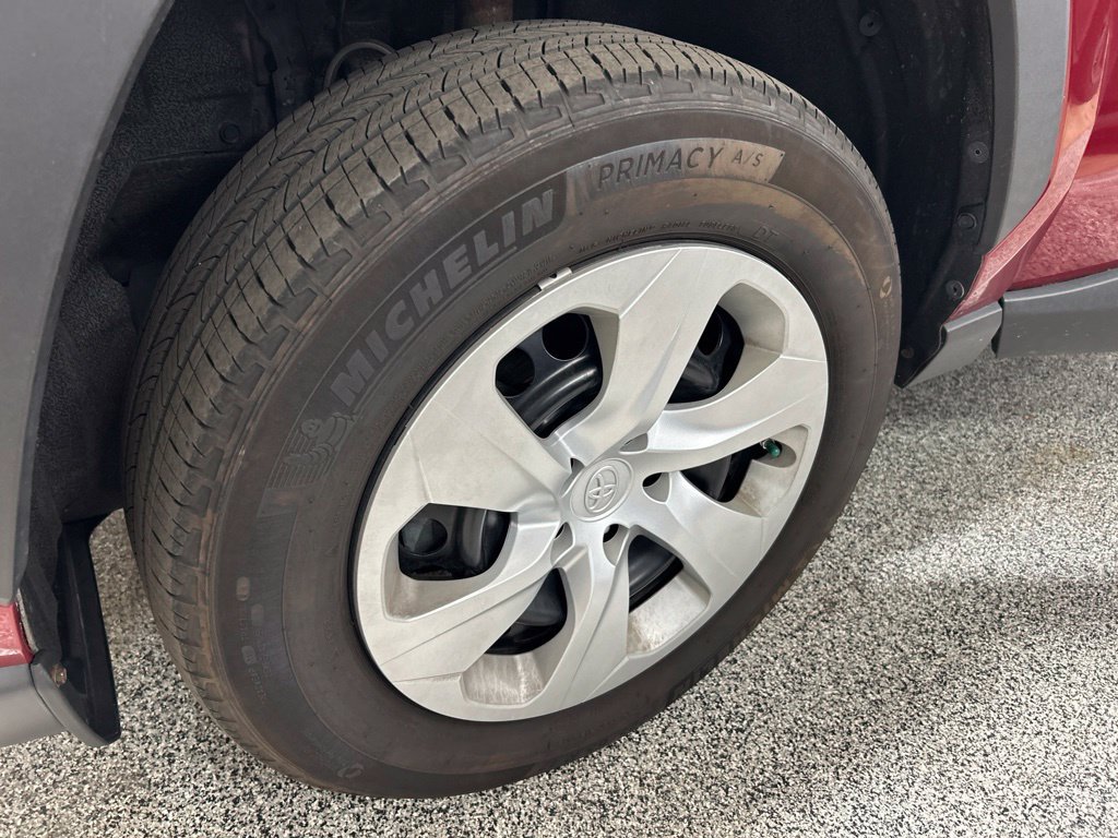 Used 2021 Toyota RAV4 LE AWD/4WD image 25