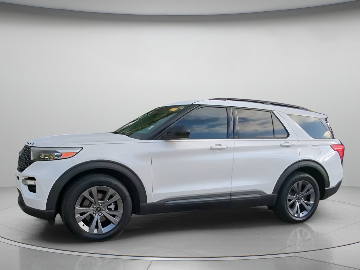 Certified 2022 Ford Explorer XLT w/ Equipment Group 202A RWD image 14