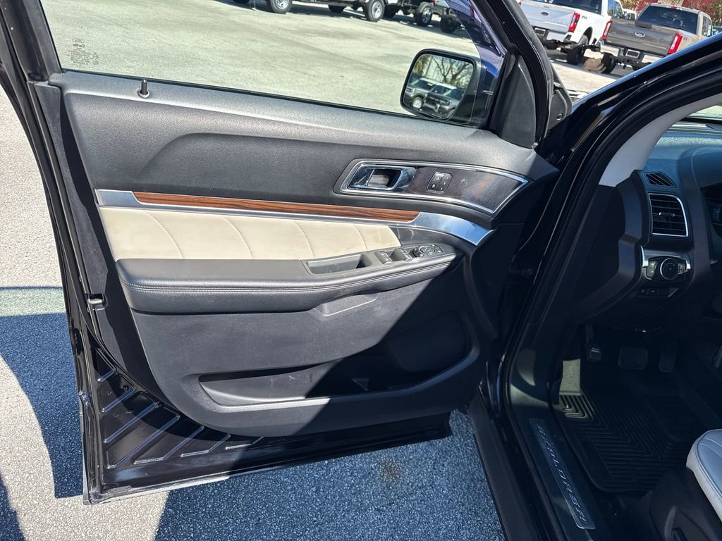 Certified 2019 Ford Explorer Limited w/ Limited Luxury Package image 14