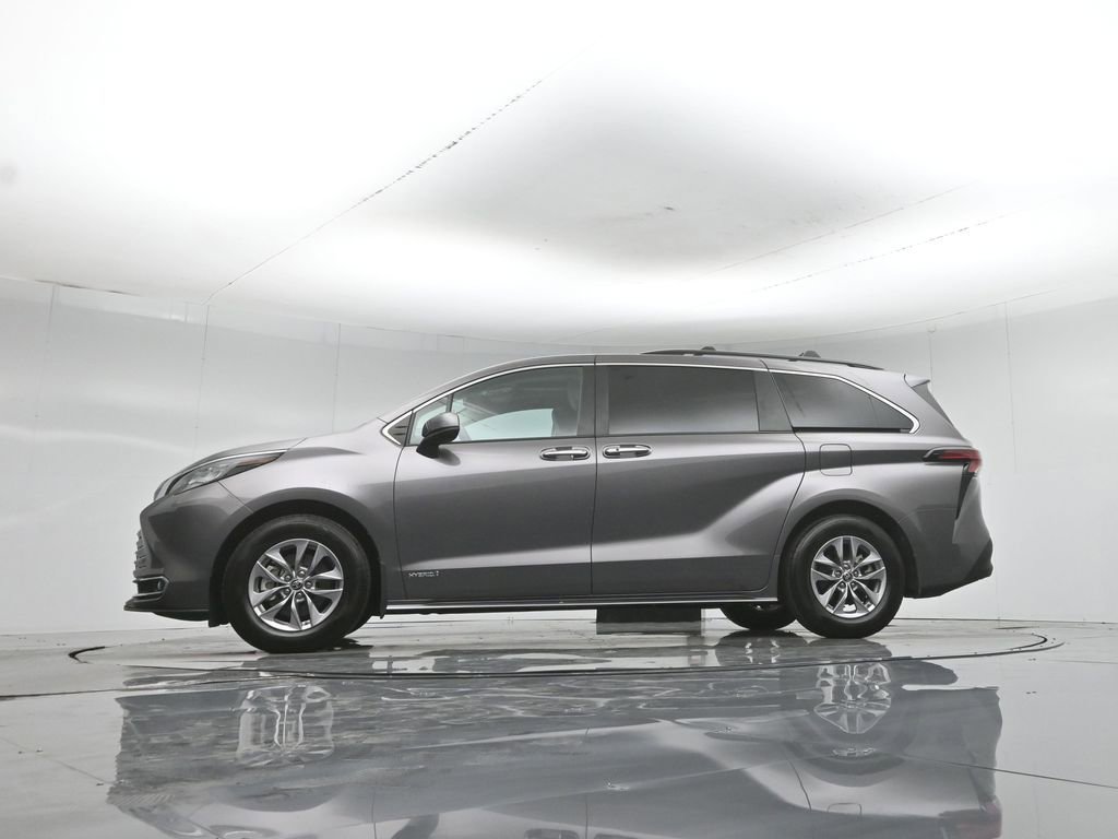 Used 2021 Toyota Sienna XLE FWD image 56