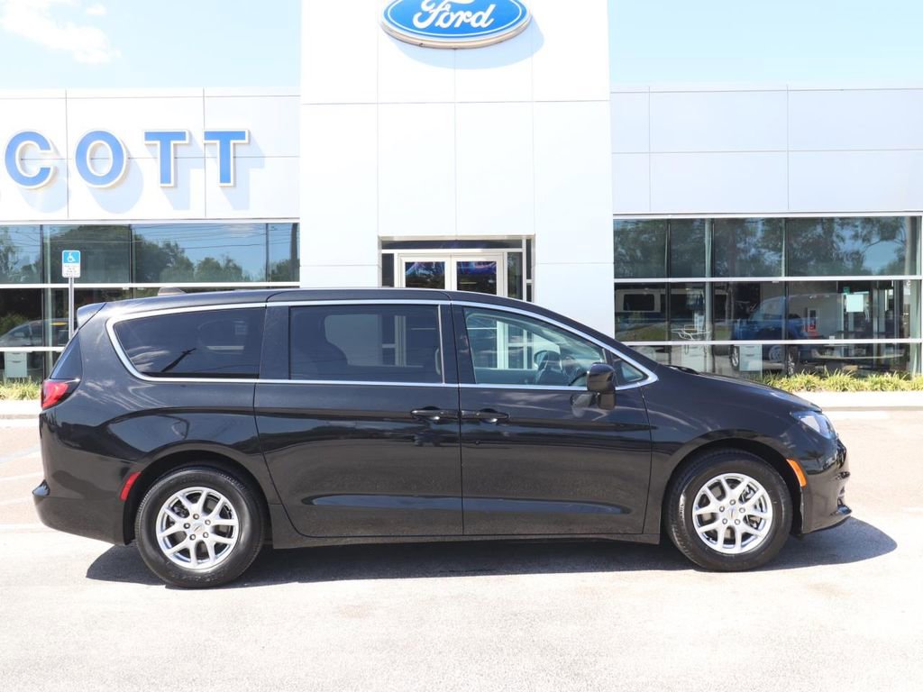 Used 2023 Chrysler Voyager LX FWD image 15