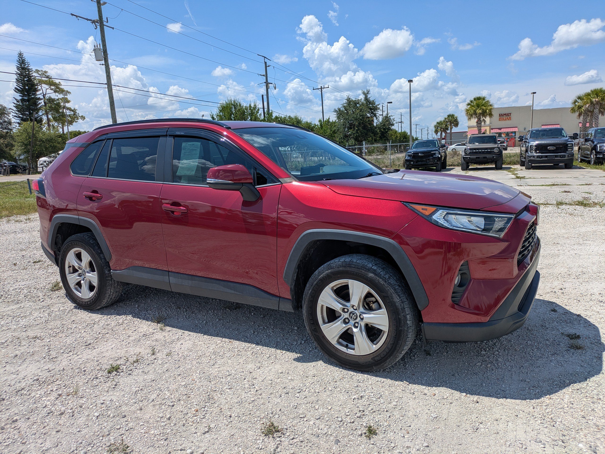 Used 2020 Toyota RAV4 XLE w/ Convenience Package FWD image 2