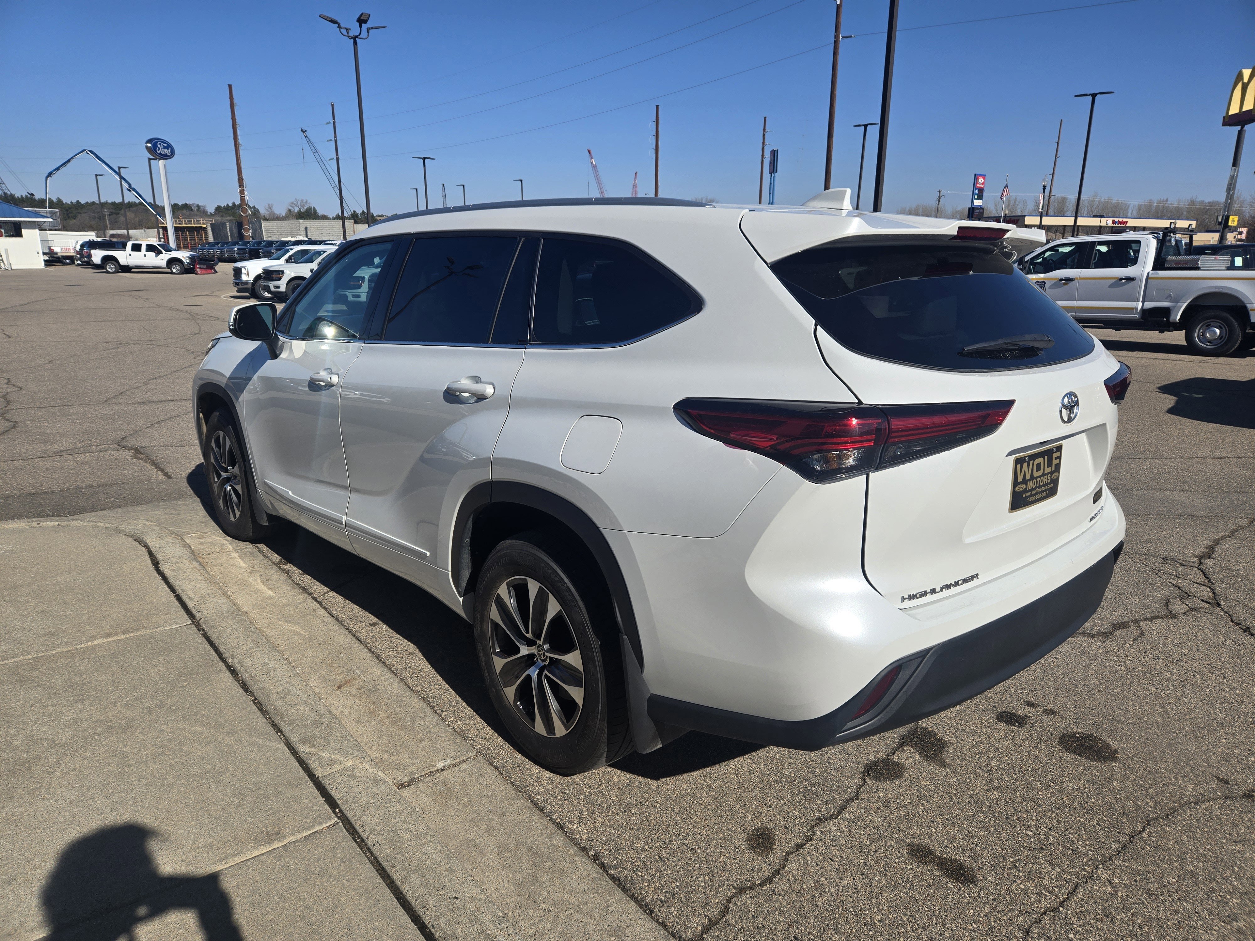 Used 2022 Toyota Highlander XLE AWD/4WD image 3