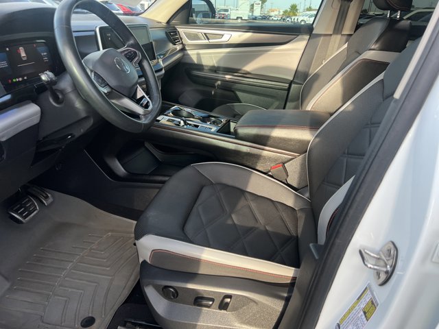 Used 2024 Volkswagen Atlas Peak Edition SE AWD/4WD image 9