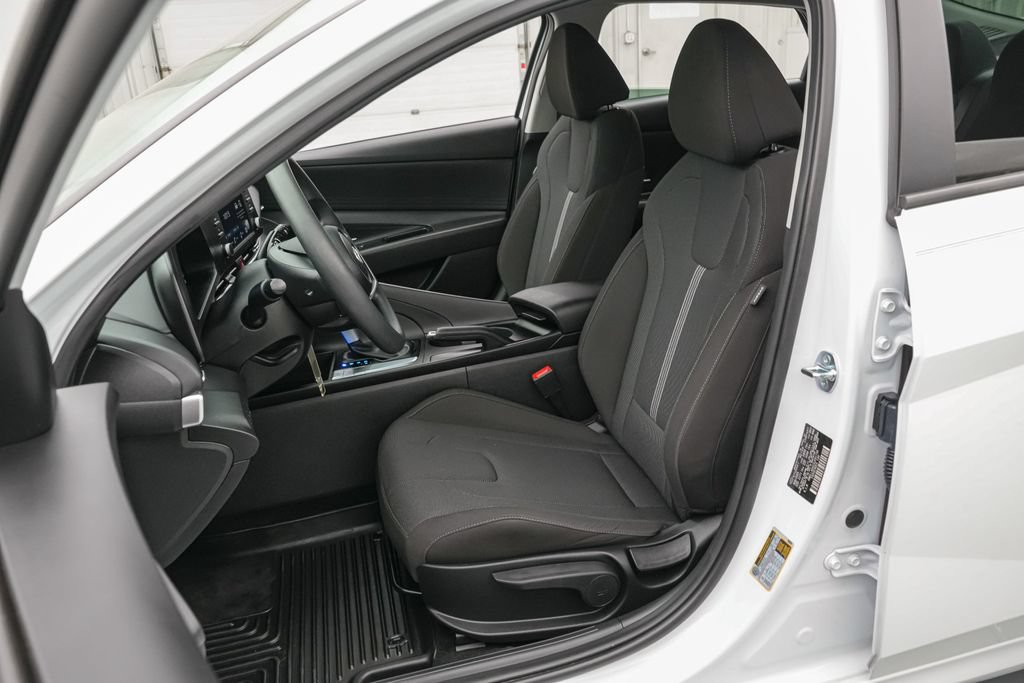 Used 2025 Hyundai Elantra SE FWD image 12