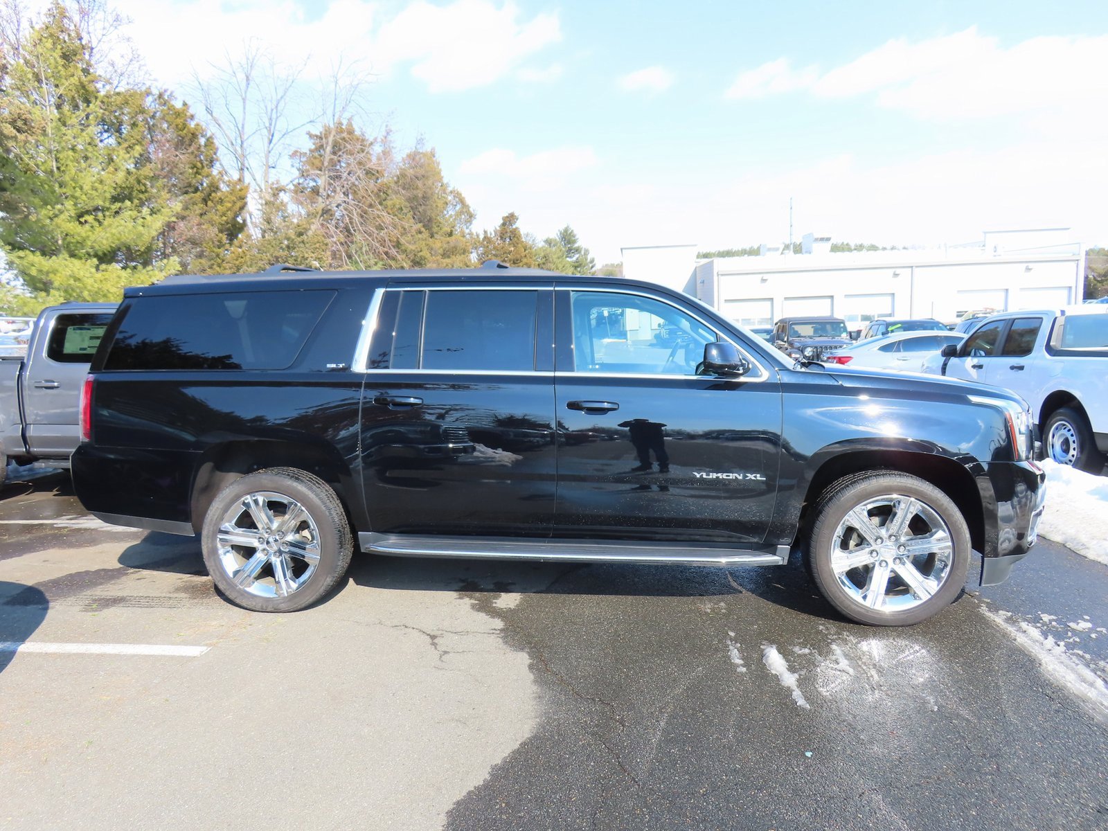 Used 2019 GMC Yukon XL SLT image 4