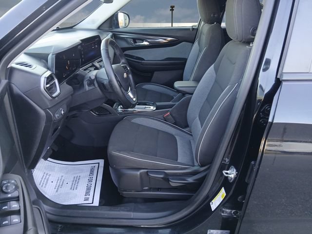 Used 2025 Chevrolet TrailBlazer LT w/ LT Cold Weather Package FWD image 9