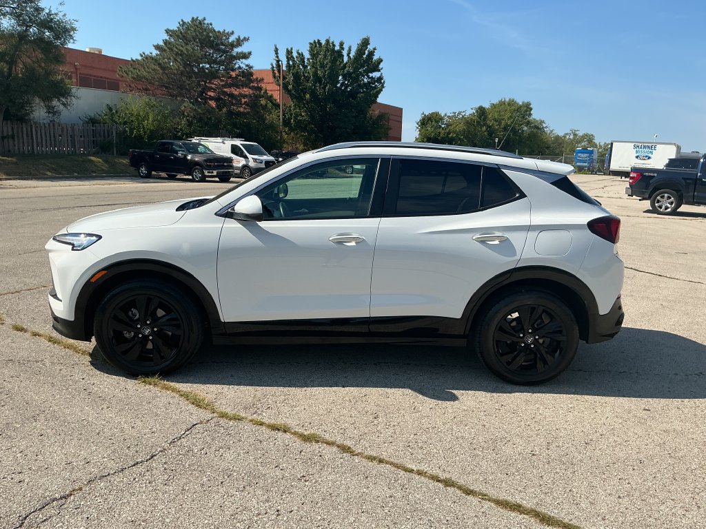 Used 2024 Buick Encore GX Sport Touring FWD image 2