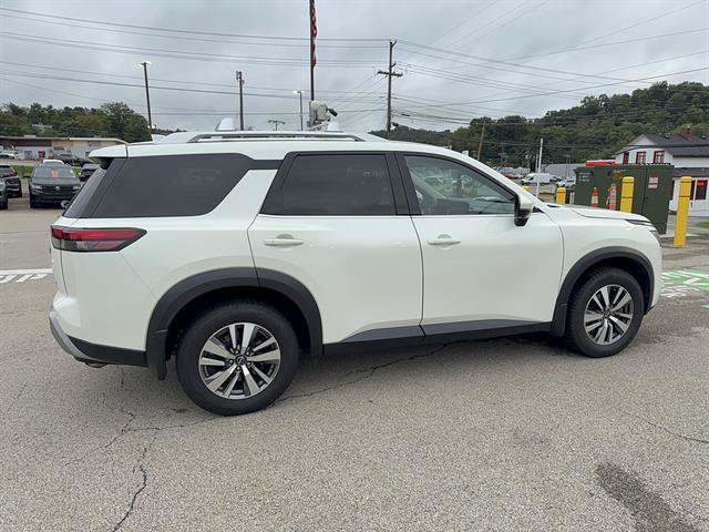 Used 2023 Nissan Pathfinder SL w/ Black Appearance Package AWD/4WD image 3