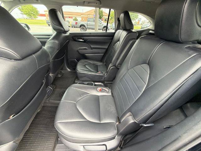 Used 2021 Toyota Highlander XLE AWD/4WD image 6