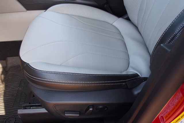 Certified 2025 Ford Escape Platinum w/ Premium Technology Package image 17