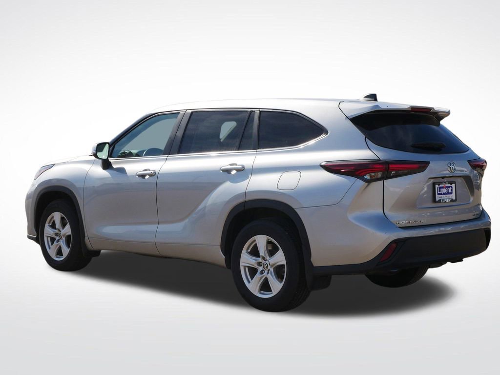 Used 2024 Toyota Highlander LE AWD/4WD image 4