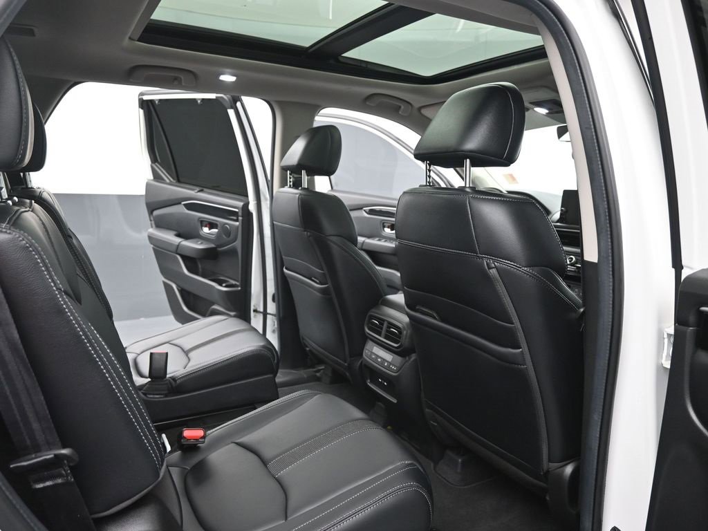 Used 2024 Honda Pilot Touring image 10