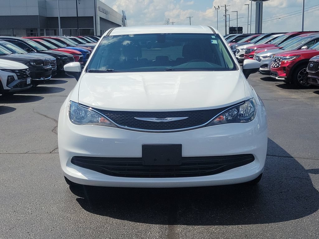Used 2017 Chrysler Pacifica LX w/ Tire & Wheel Group FWD image 2