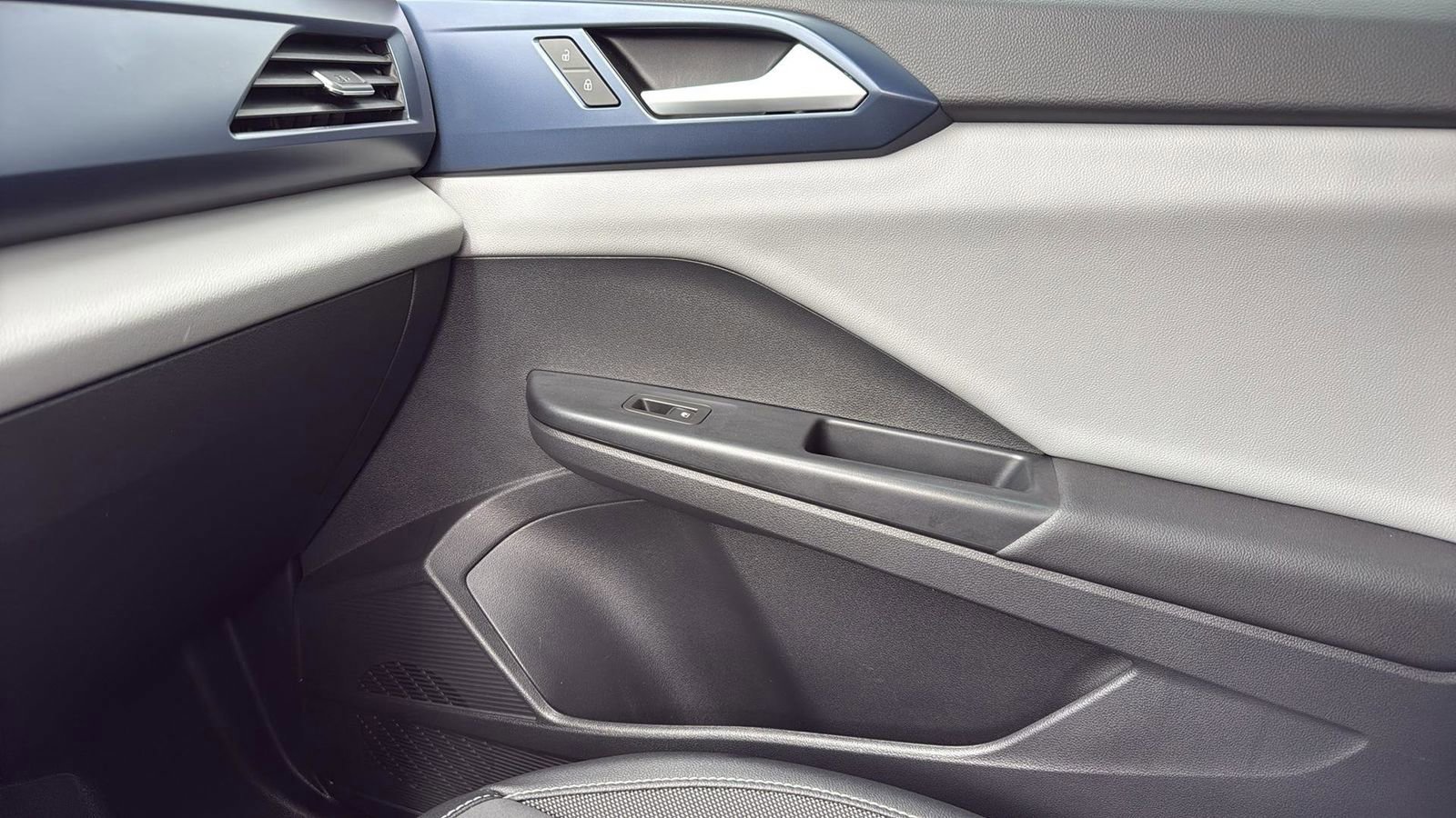 Used 2022 Volkswagen Taos SE image 24