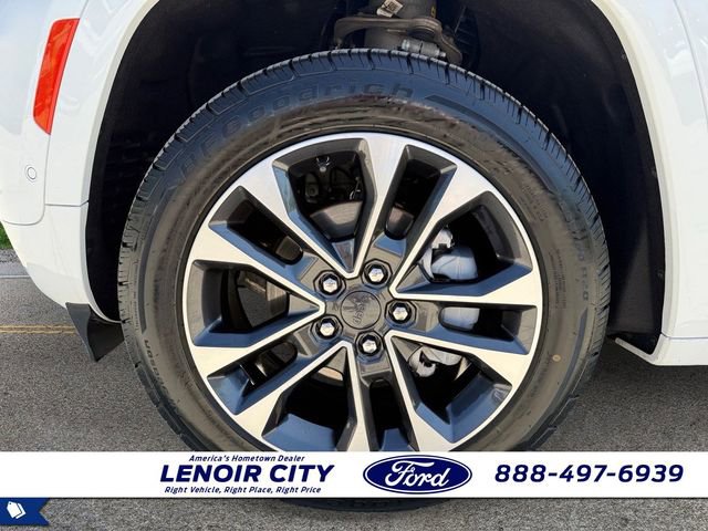 Used 2024 Jeep Grand Cherokee Overland w/ Luxury Tech Group IV AWD/4WD image 9