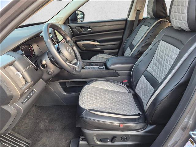 Used 2025 Nissan Pathfinder Platinum AWD/4WD image 16