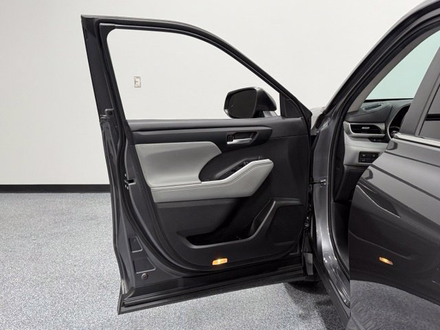 Used 2023 Toyota Highlander XLE FWD image 12