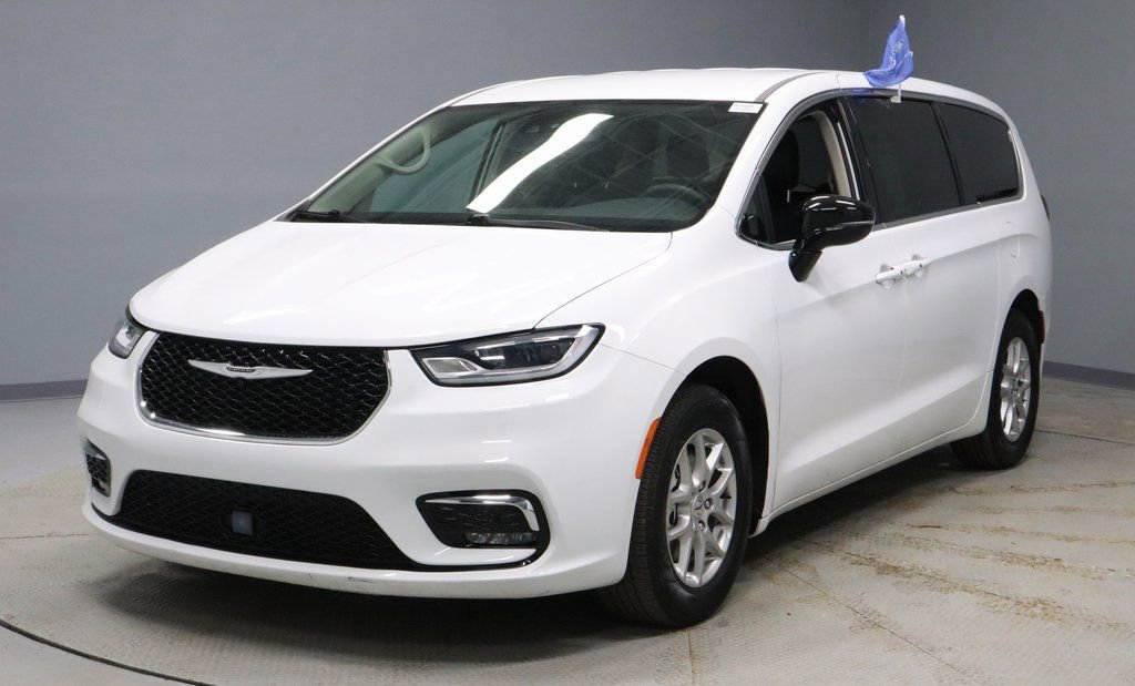 Used 2024 Chrysler Pacifica Touring-L image 6