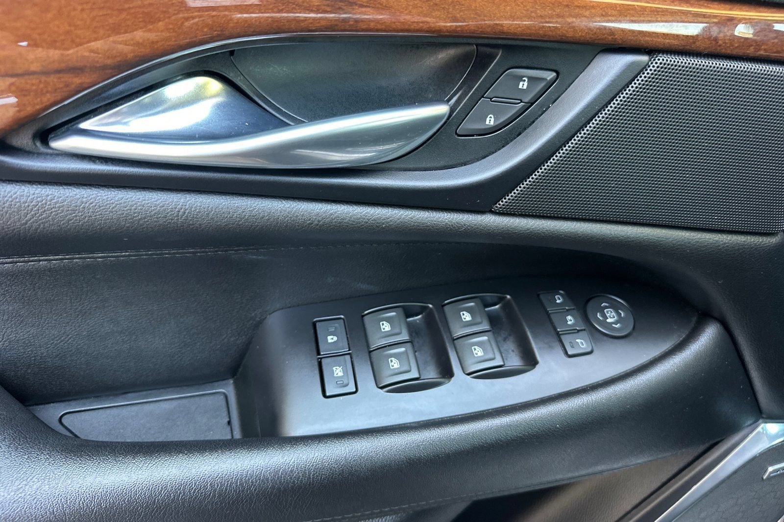 Used 2018 Cadillac Escalade Premium Luxury AWD/4WD image 11