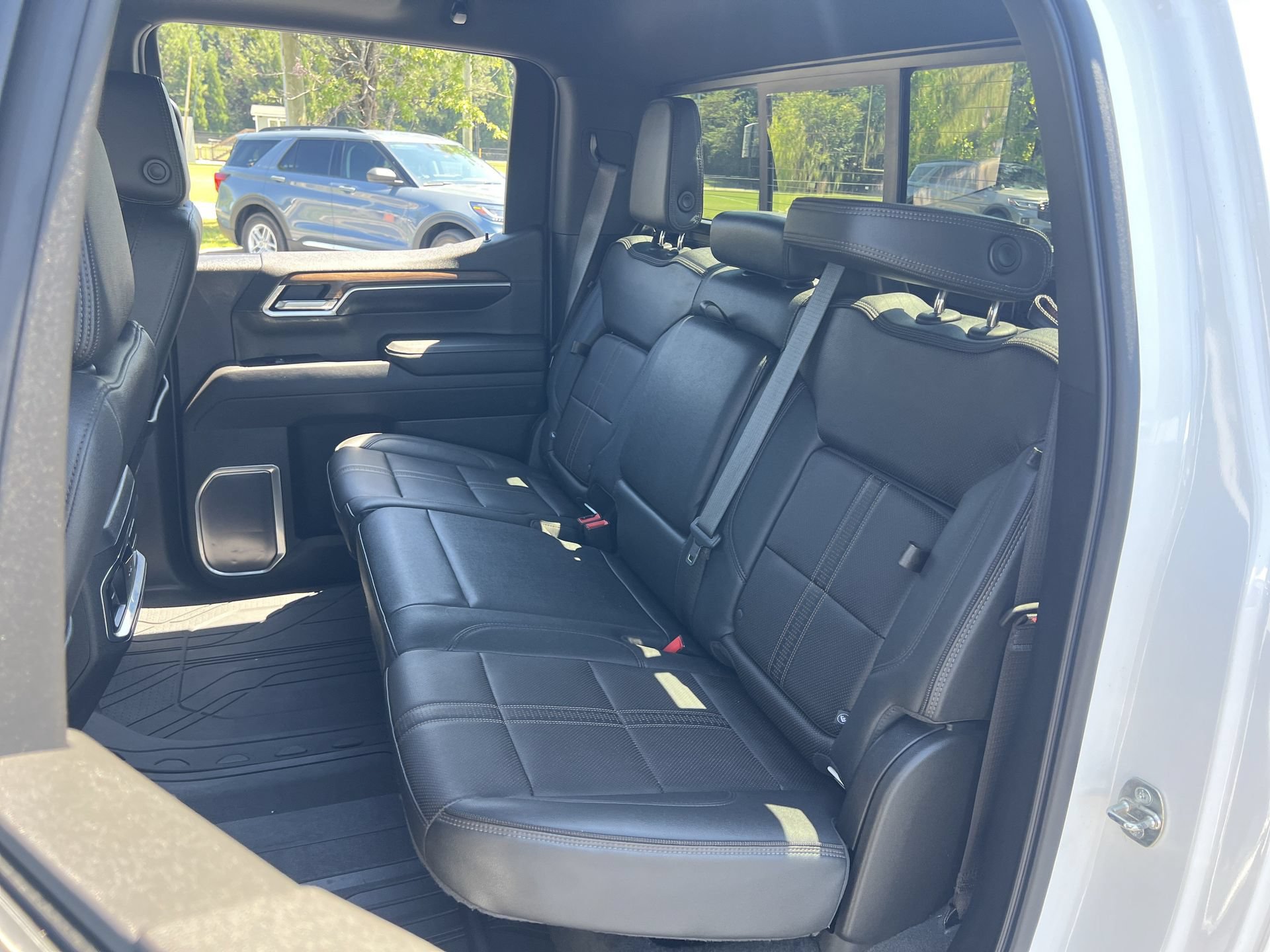 Used 2022 Chevrolet Silverado 1500 High Country w/ High Country Premium Package AWD/4WD image 18