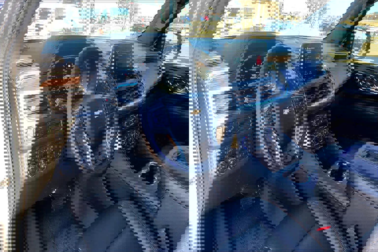 Used 2023 Chevrolet Suburban LT w/ Luxury Package image 17