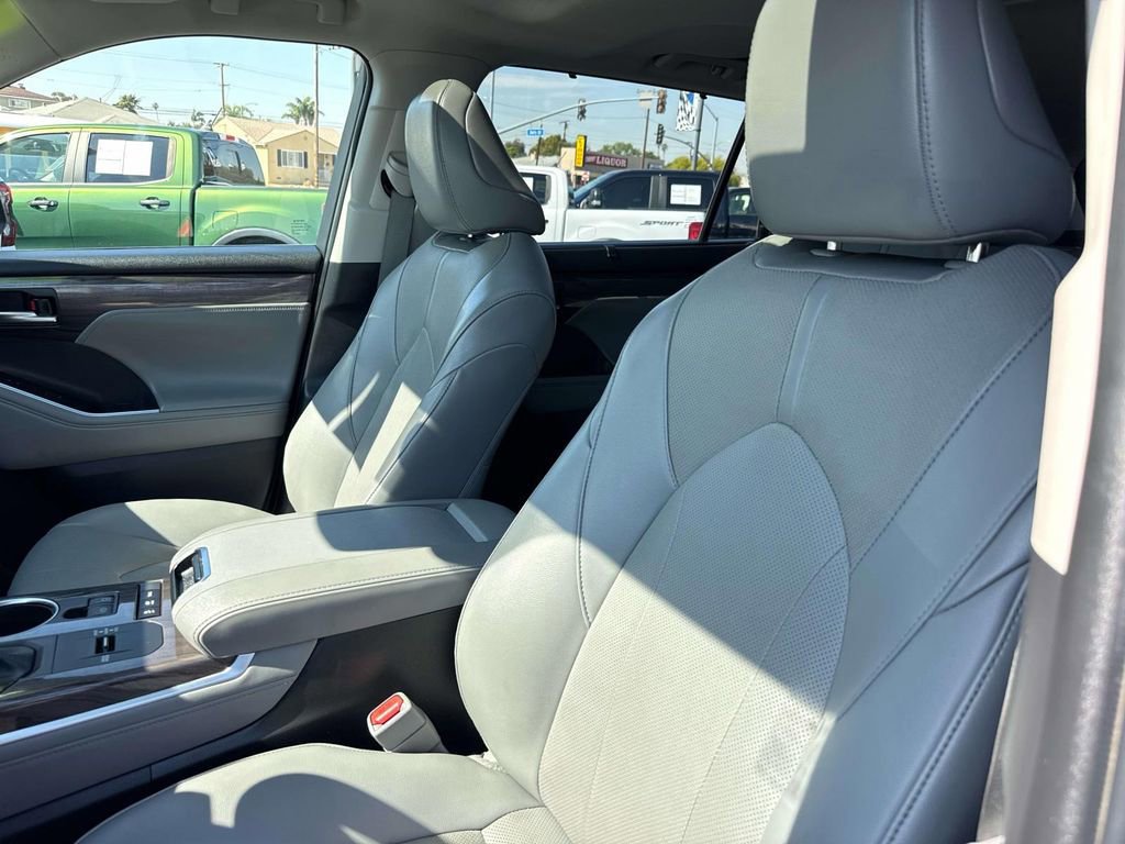 Used 2022 Toyota Highlander Limited image 26