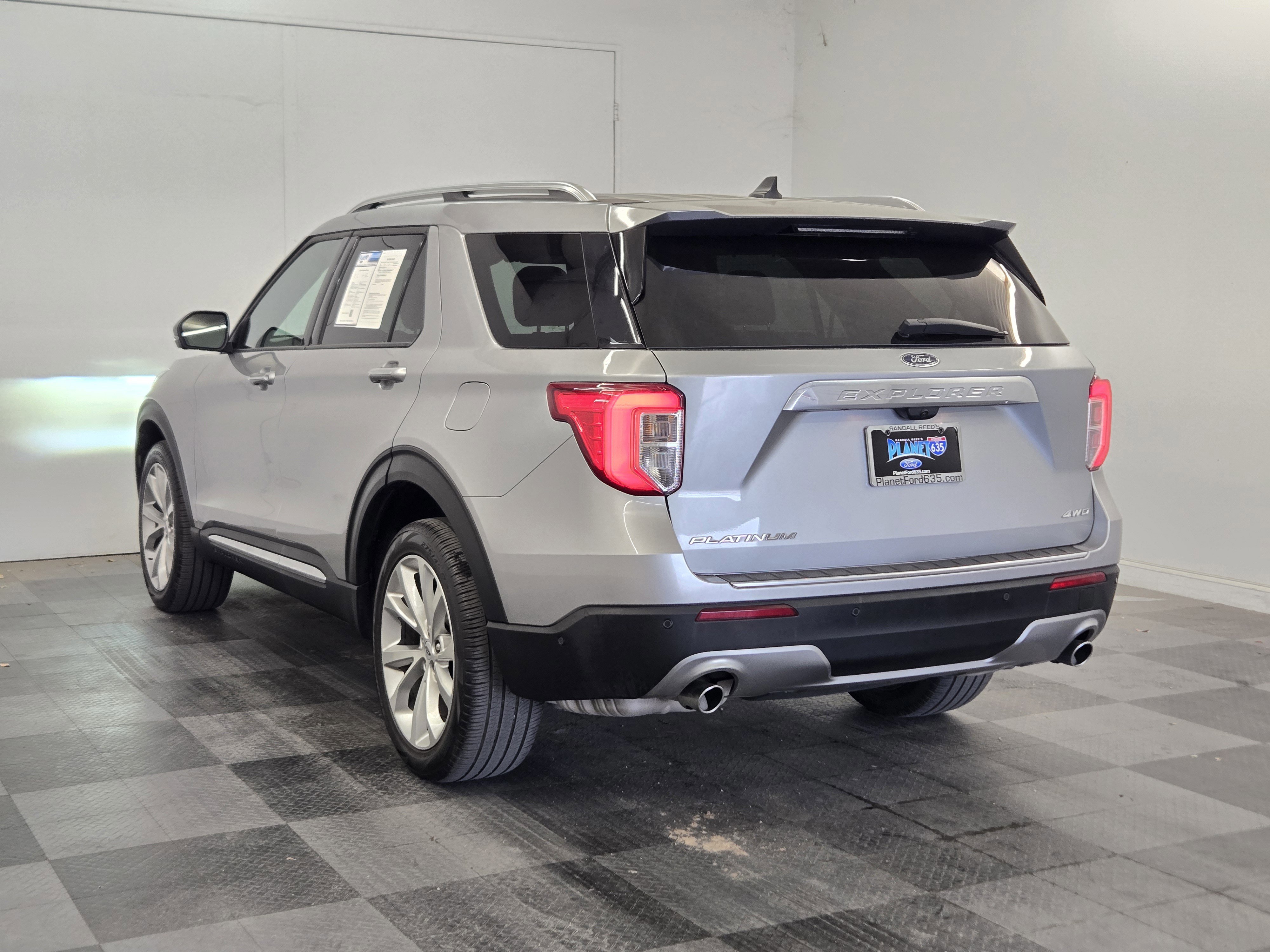 Certified 2023 Ford Explorer Platinum image 2