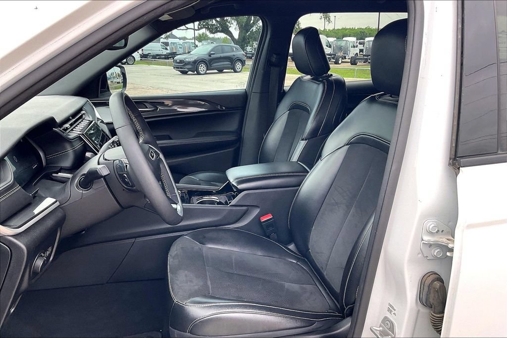 Used 2023 Jeep Grand Cherokee L Laredo AWD/4WD image 17