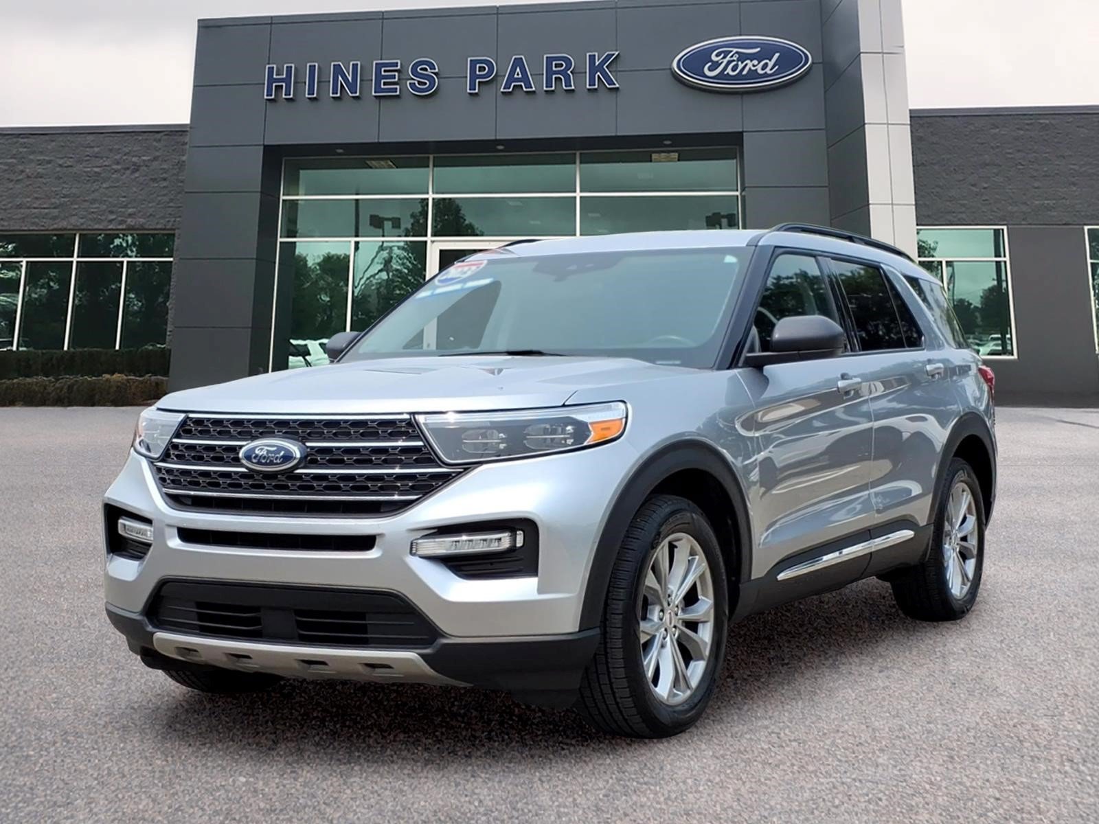 Certified 2023 Ford Explorer XLT w/ Equipment Group 202A AWD/4WD image 3