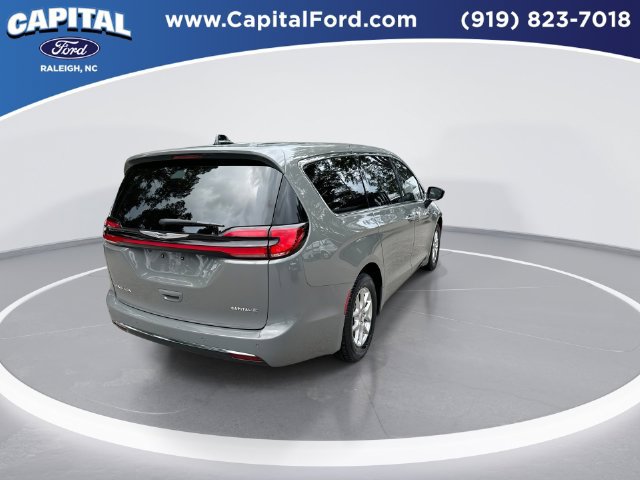 Used 2025 Chrysler Pacifica Select FWD image 8