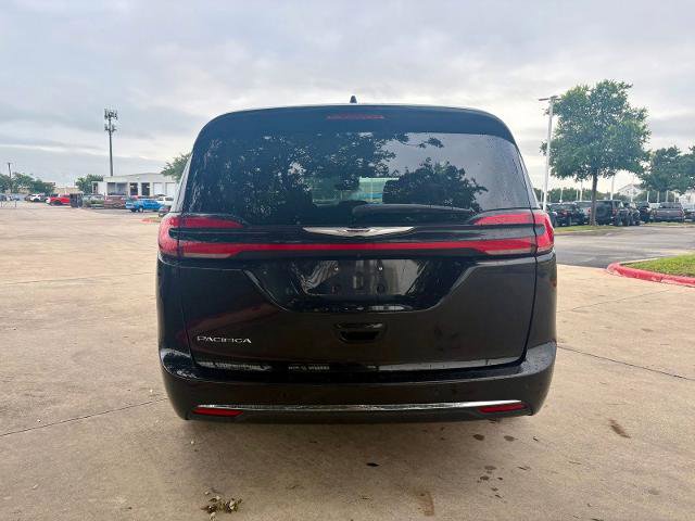 Used 2024 Chrysler Pacifica Touring-L FWD image 4