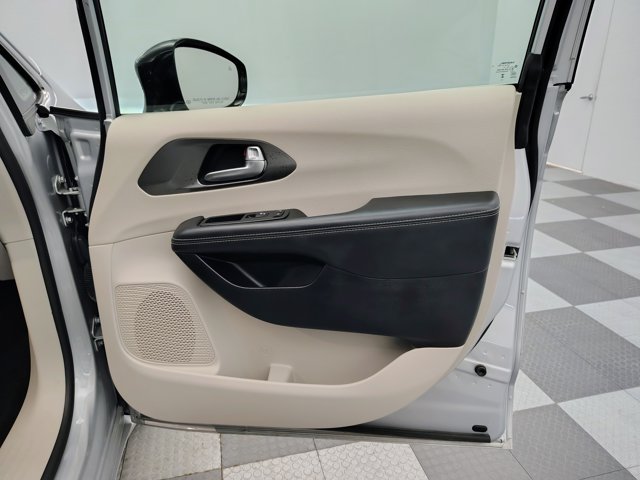 Used 2024 Chrysler Pacifica Touring-L FWD image 24