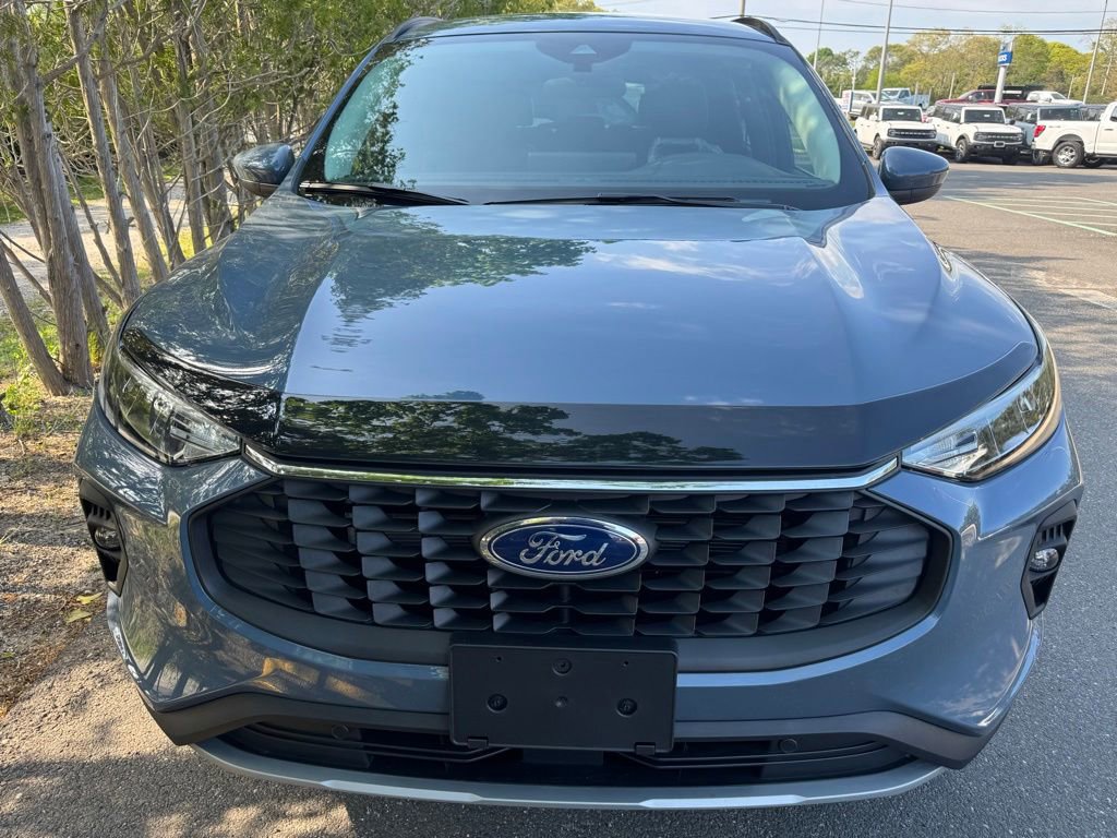 Certified 2025 Ford Escape SE w/ Class II Trailer Tow Package FWD image 2