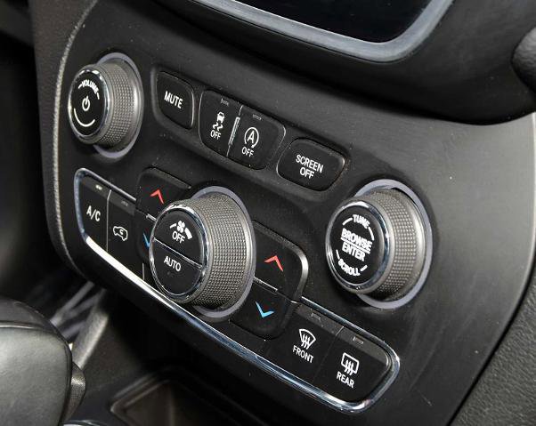 Used 2019 Jeep Cherokee Limited image 22