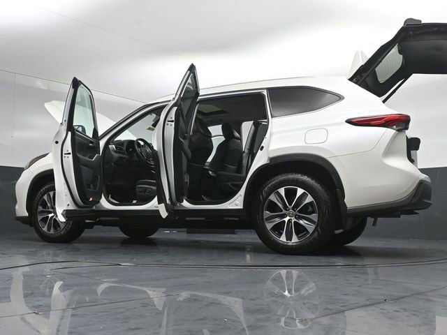 Used 2021 Toyota Highlander XLE AWD/4WD image 57