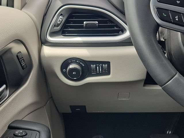 Used 2023 Chrysler Pacifica Touring-L FWD image 12
