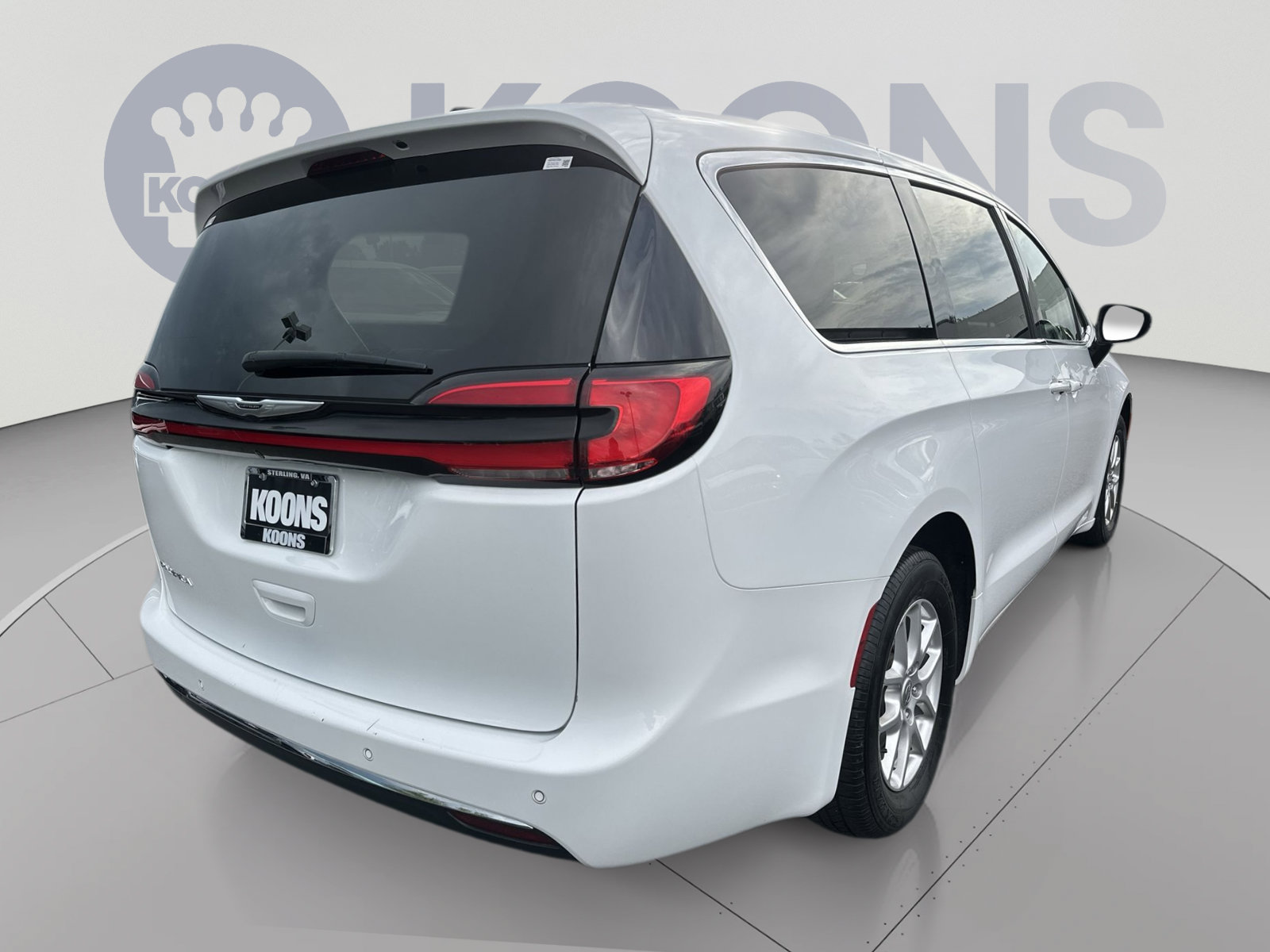Used 2024 Chrysler Pacifica Touring-L FWD image 11