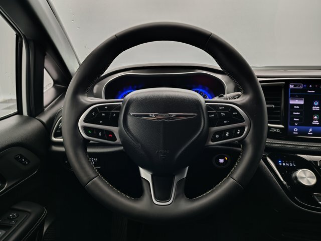 Used 2025 Chrysler Pacifica Select FWD image 32