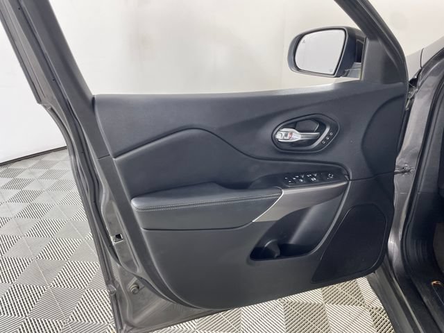 Used 2019 Jeep Cherokee Limited w/ Luxury Group AWD/4WD image 11