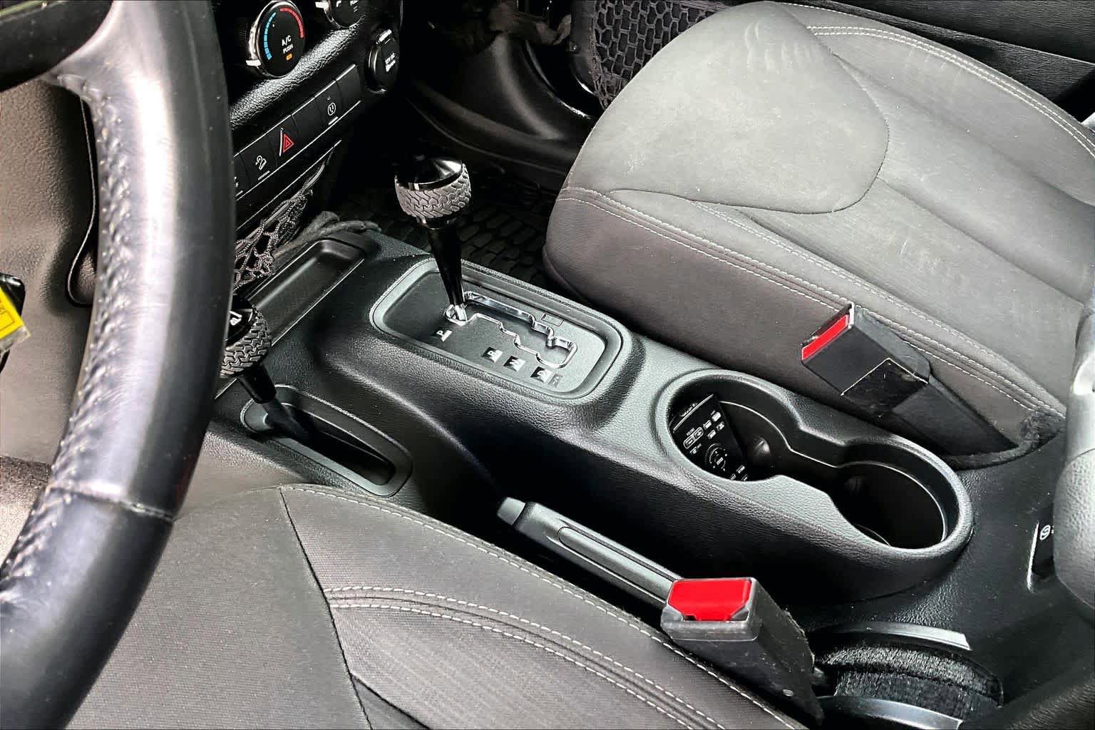 Used 2017 Jeep Wrangler Unlimited Rubicon w/ Connectivity Group AWD/4WD image 17
