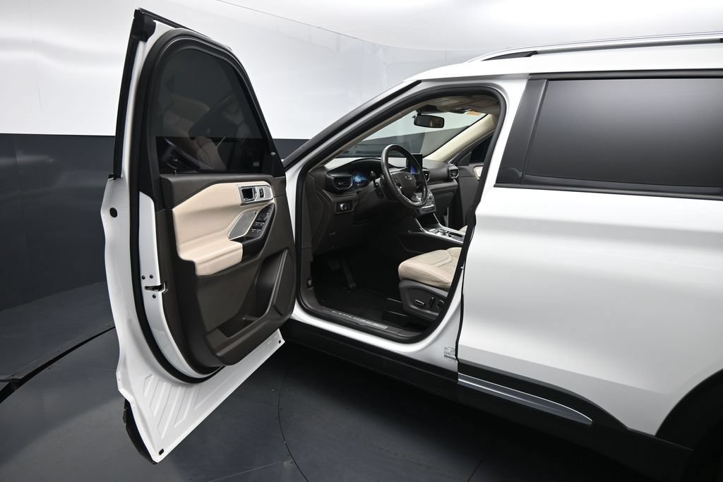 Certified 2020 Ford Explorer Platinum w/ Premium Technology Package AWD/4WD image 9