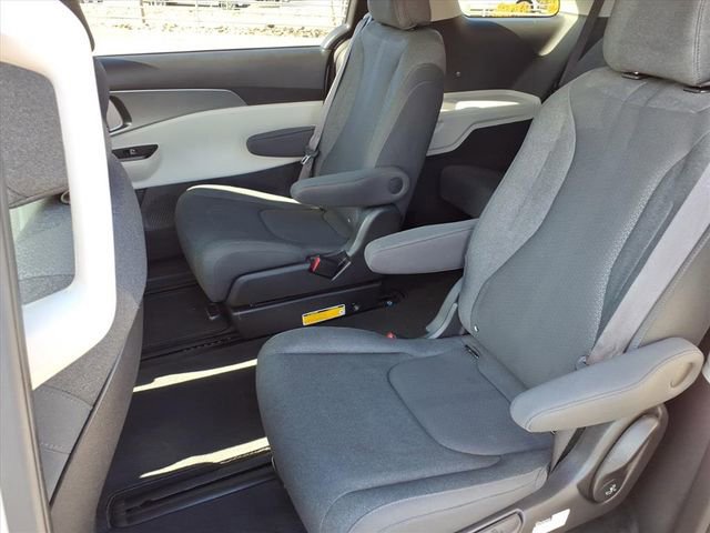 Used 2022 Kia Carnival LX image 19