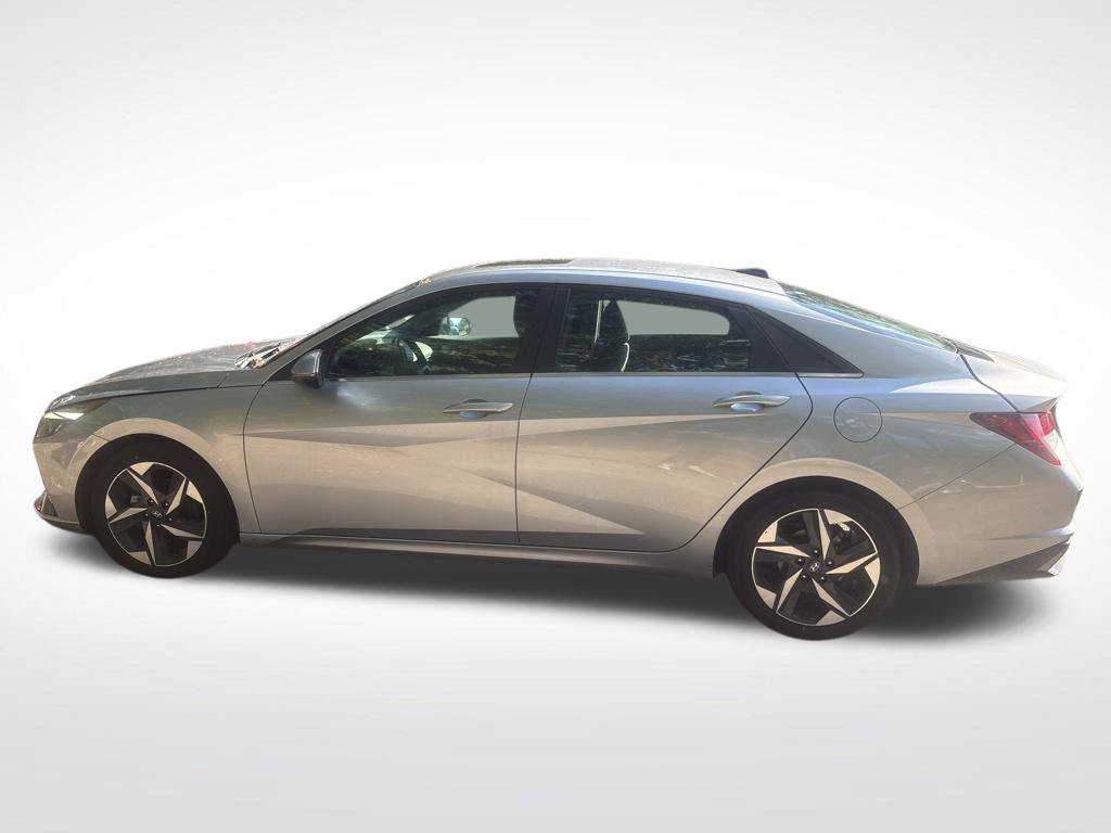 Used 2022 Hyundai Elantra SEL w/ Convenience + Premium Package FWD image 2