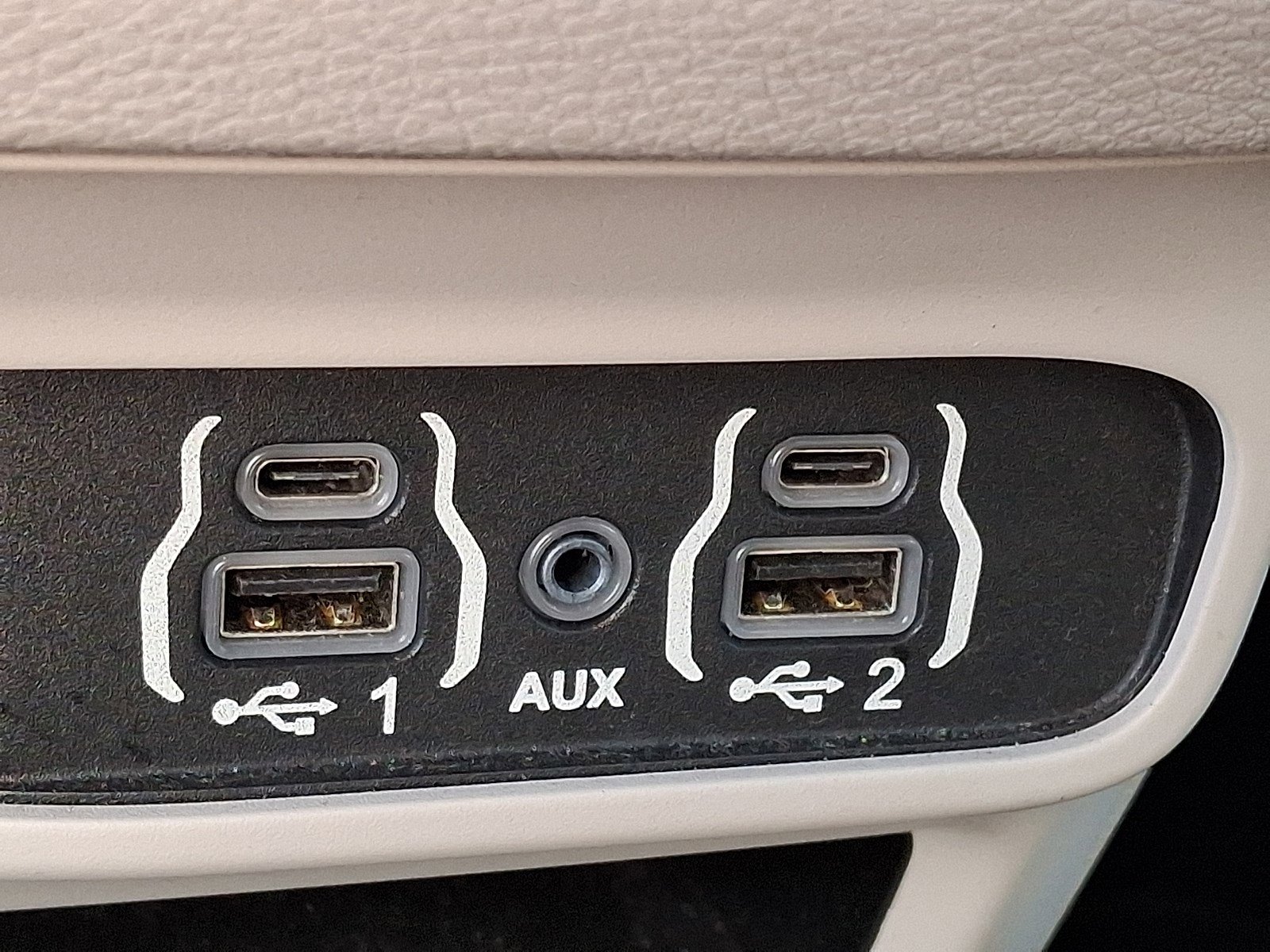 Used 2022 Chrysler Voyager LX image 22