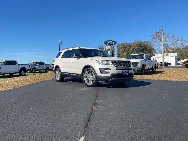 Certified 2016 Ford Explorer XLT w/ Equipment Group 202A image 3