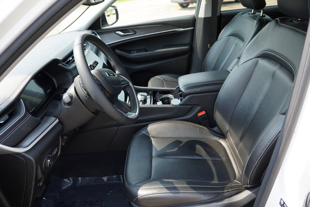 Used 2023 Jeep Grand Cherokee Limited AWD/4WD image 15